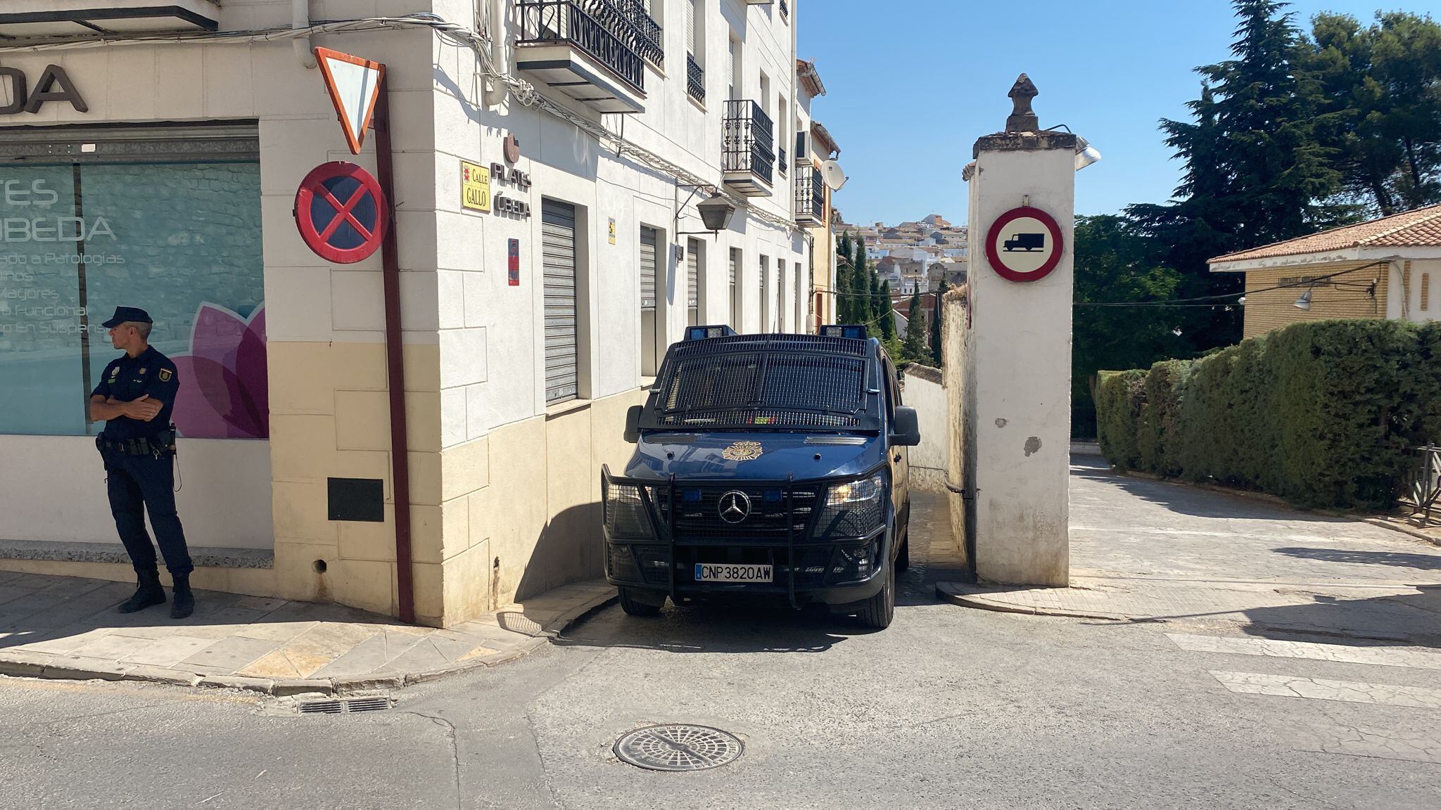 Un furgón de Policía Nacional bloquea una calle de Úbeda durante el desarrollo de la operación Jaque este martes