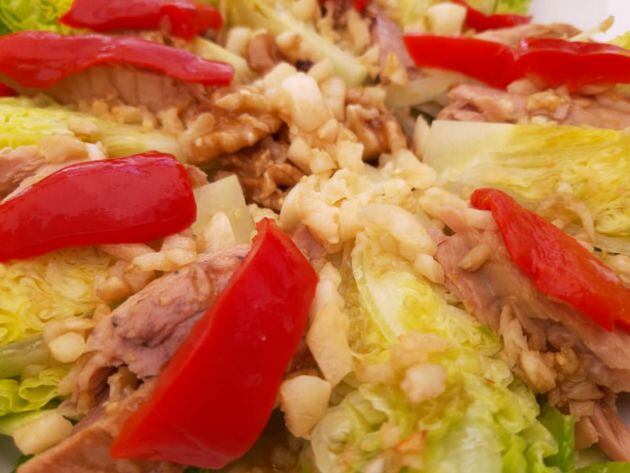 Ensalada templada de cogollos, melva canutera, ajos, nueces y morrón