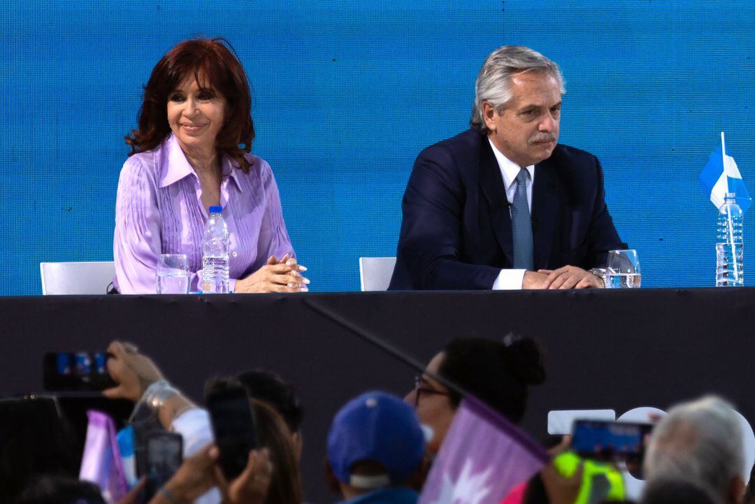 En Merlo, Argentina, donde la vicepresidenta Cristina Fernández y el Presidente Alberto Fernandez, cierran la campaña de su partido, Frente de Todos, para las elecciones de este domingo. 