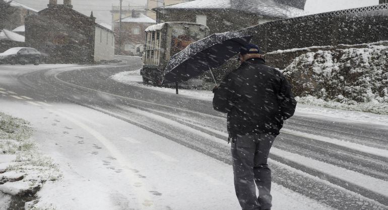 Galicia ha activado la alerta roja por un temporal costero que afectará esta tarde la costa de A Coruña por olas de hasta nueve metros.