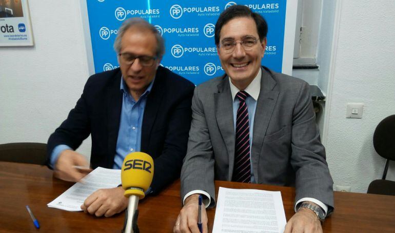 El presidente y el portavoz del PP en el Ayuntamiento, durante la rueda de prensa