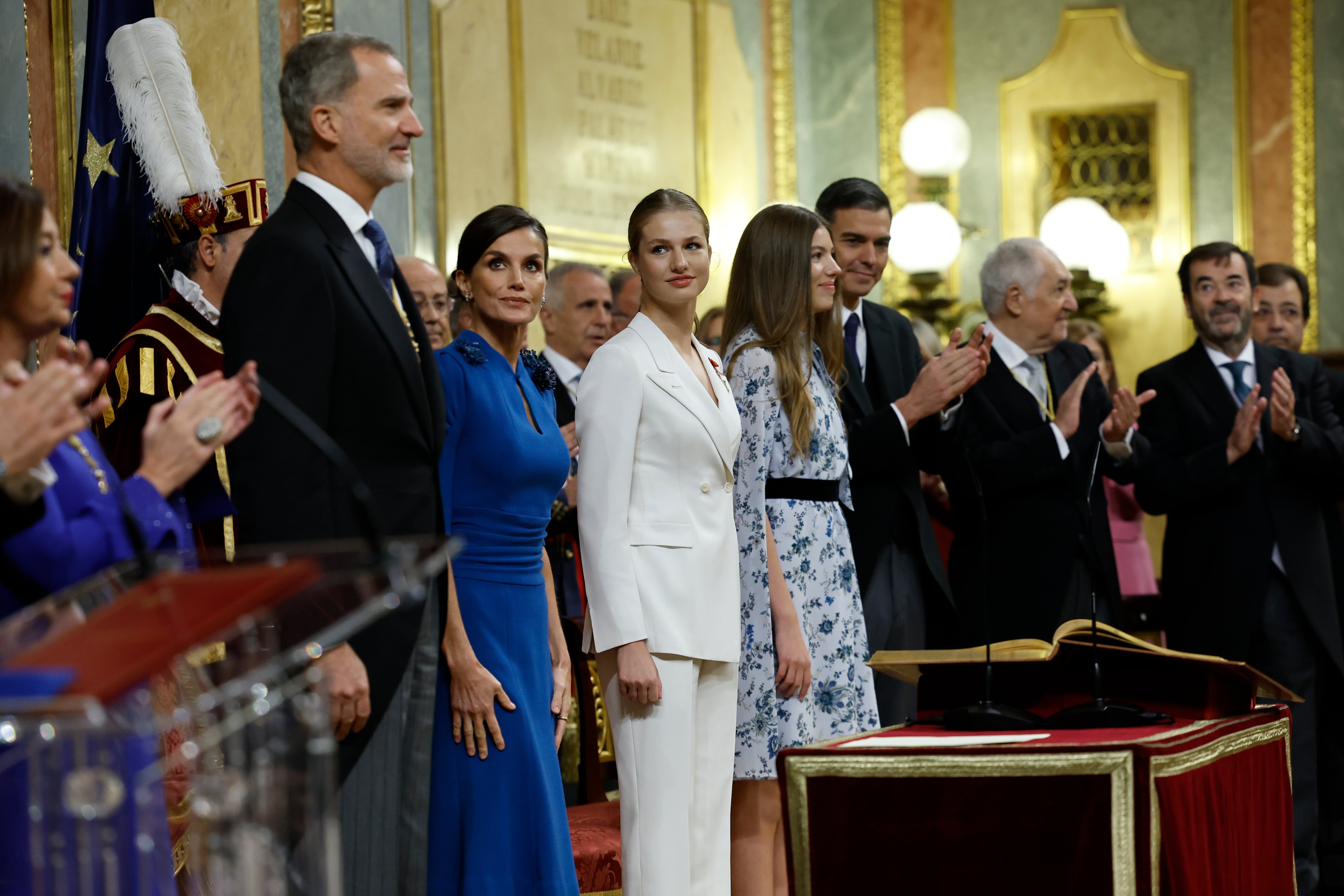 Los reyes de España, Felipe VI y Letizia, la princesa Leonor (c) y la infanta Sofía (3i), durante la ceremonia de jura de la Constitución de Leonor de Borbón.