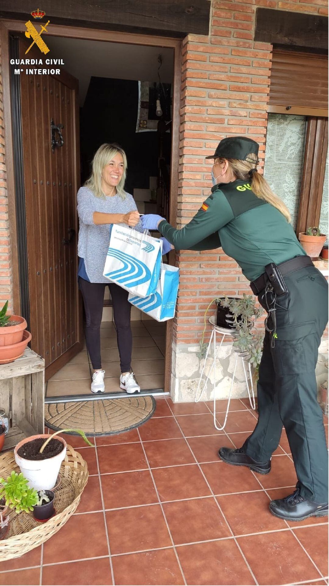 Entrega de material escolar en Quintana del Puente (Palencia)