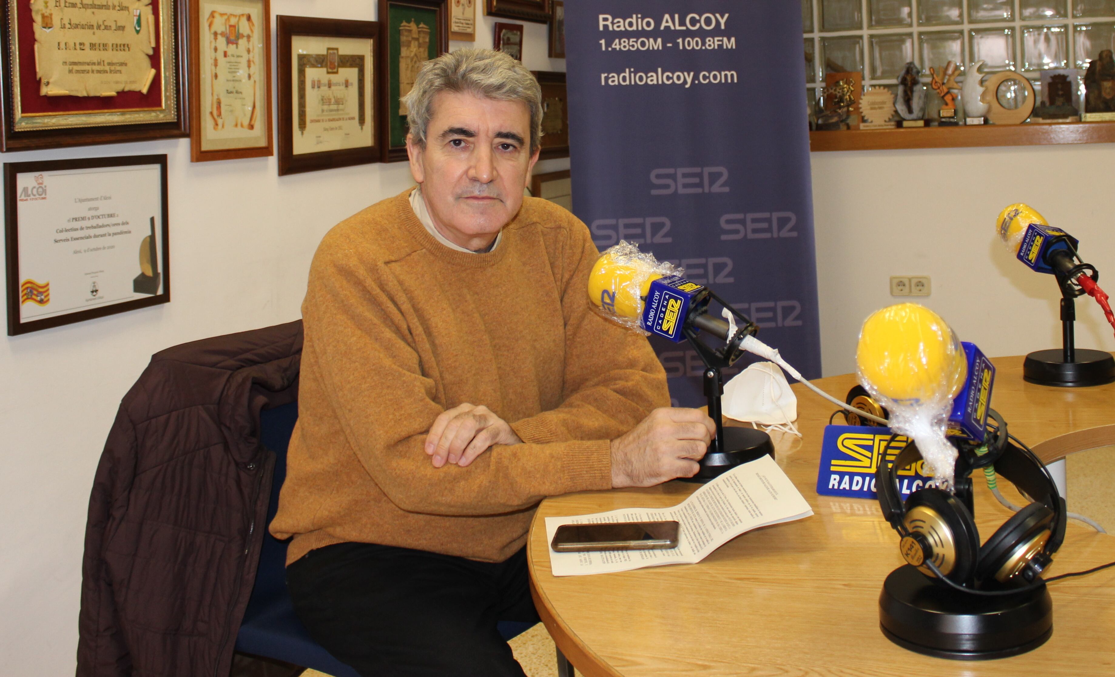 Alfredo Rizo, en una imagen de archivo en el estudio de Radio Alcoy, es el nuevo gerente del departamento de salud de Alcoy.