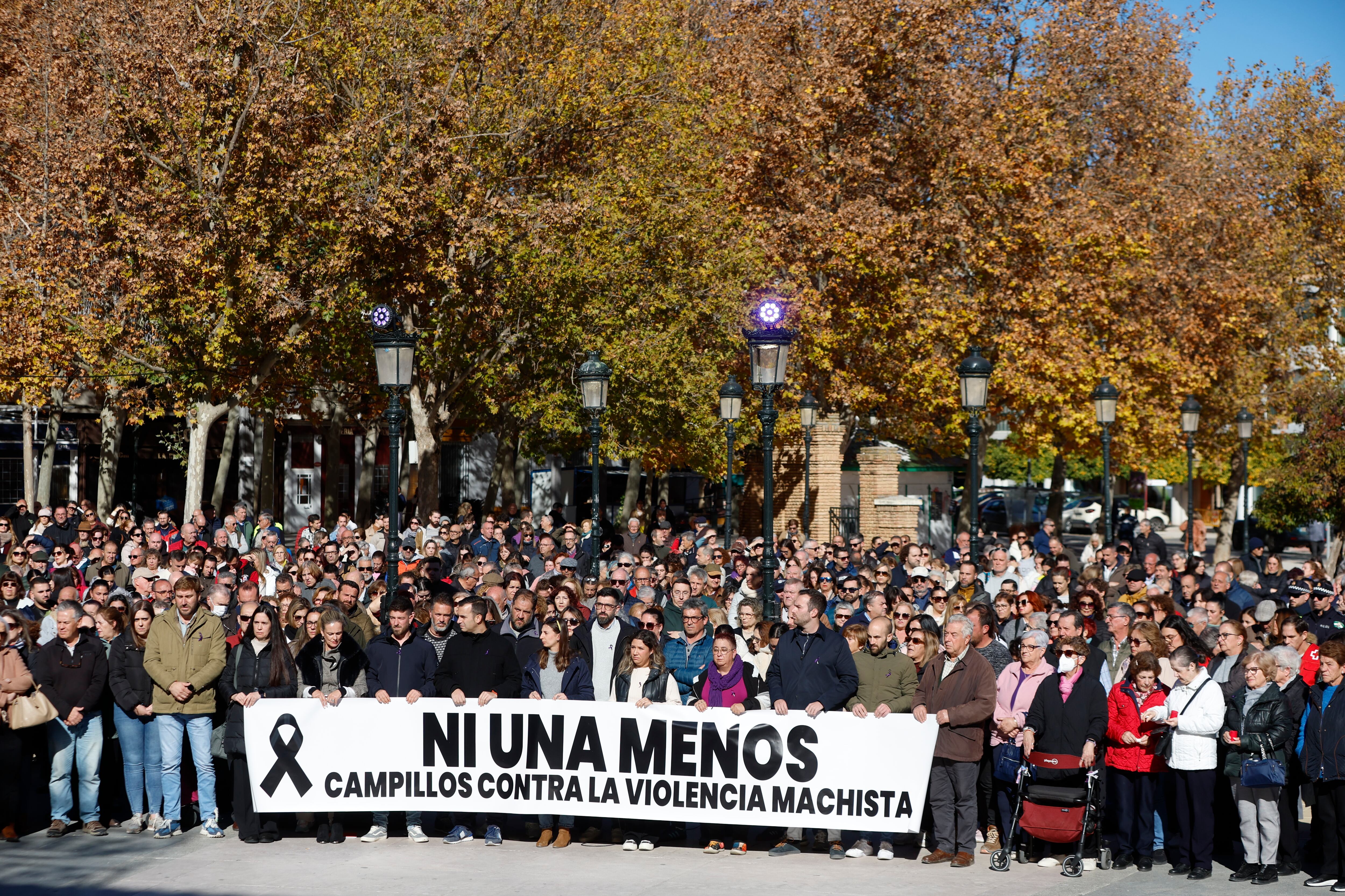 CAMPILLOS (MÁLAGA), 27/11/2025.- Un momento de la concentración llevada a cabo este jueves en Campillos, por la muerte de Concepción, una mujer de 25 años fallecida ayer tras ser estrangulada por su pareja, en el domicilio que compartían en Campillos (Málaga). EFE/ Jorge Zapata
