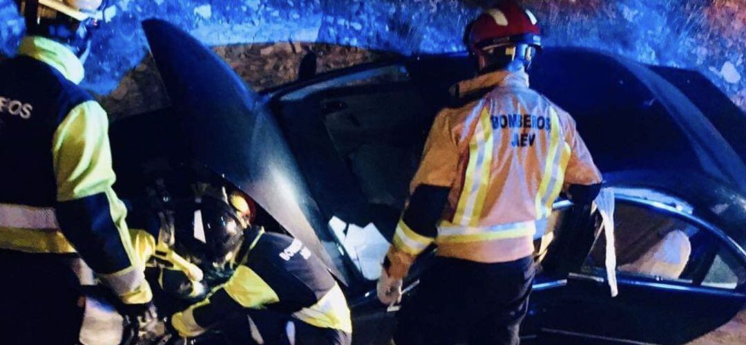 Bomberos de Jaén comprueban el vehículo accidentado en la Avenida de Granada de la capital.