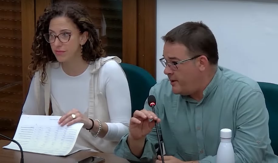 Ana Belén Corredera y Alejandro Marco, concejales del PSOE en una sesión plenaria.