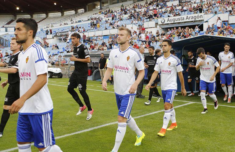 Partido amistoso entre el Real Zaragoza y el Club Deportivo Ebro en el estadio municipal de La Romareda