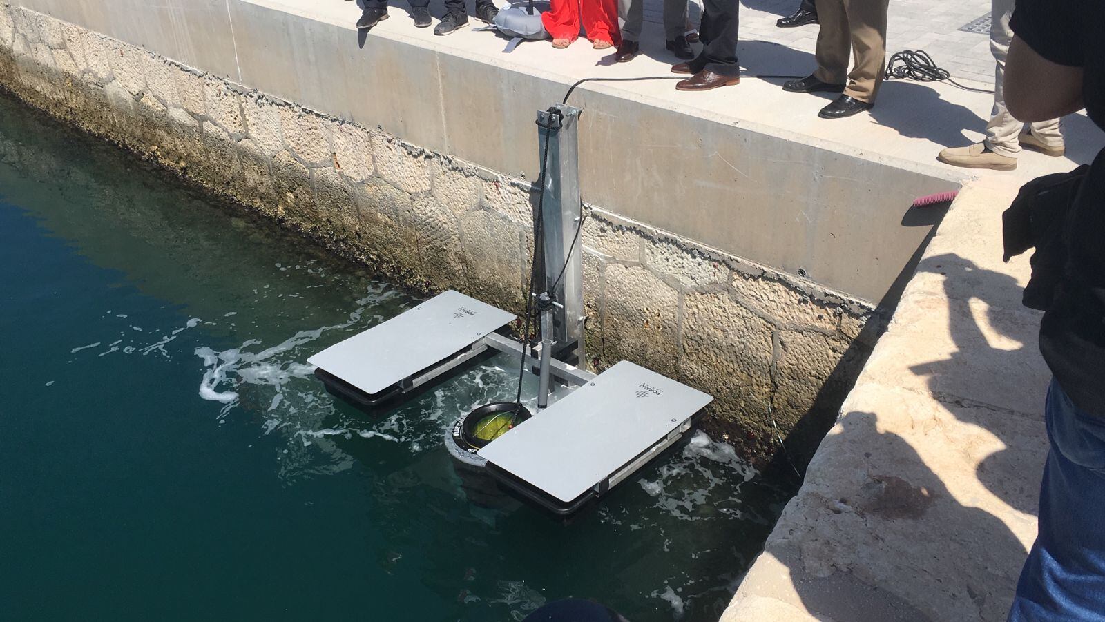 El &#039;imagin Seabin&#039; situado en IGY Málaga Marina, en el Muelle Uno de Málaga