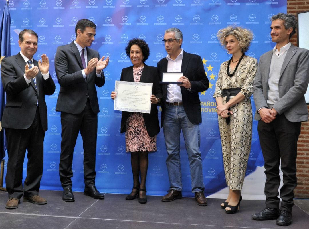 Pedro Sánchez junto a Caballero en el acto de reconocimiento a Bolaños