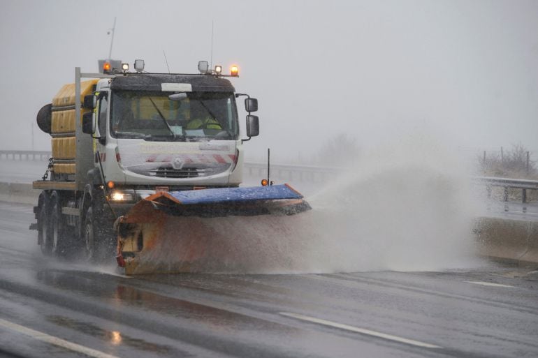 Una quitanieves limpia la autopista A-67 a la altura de Reinosa. 