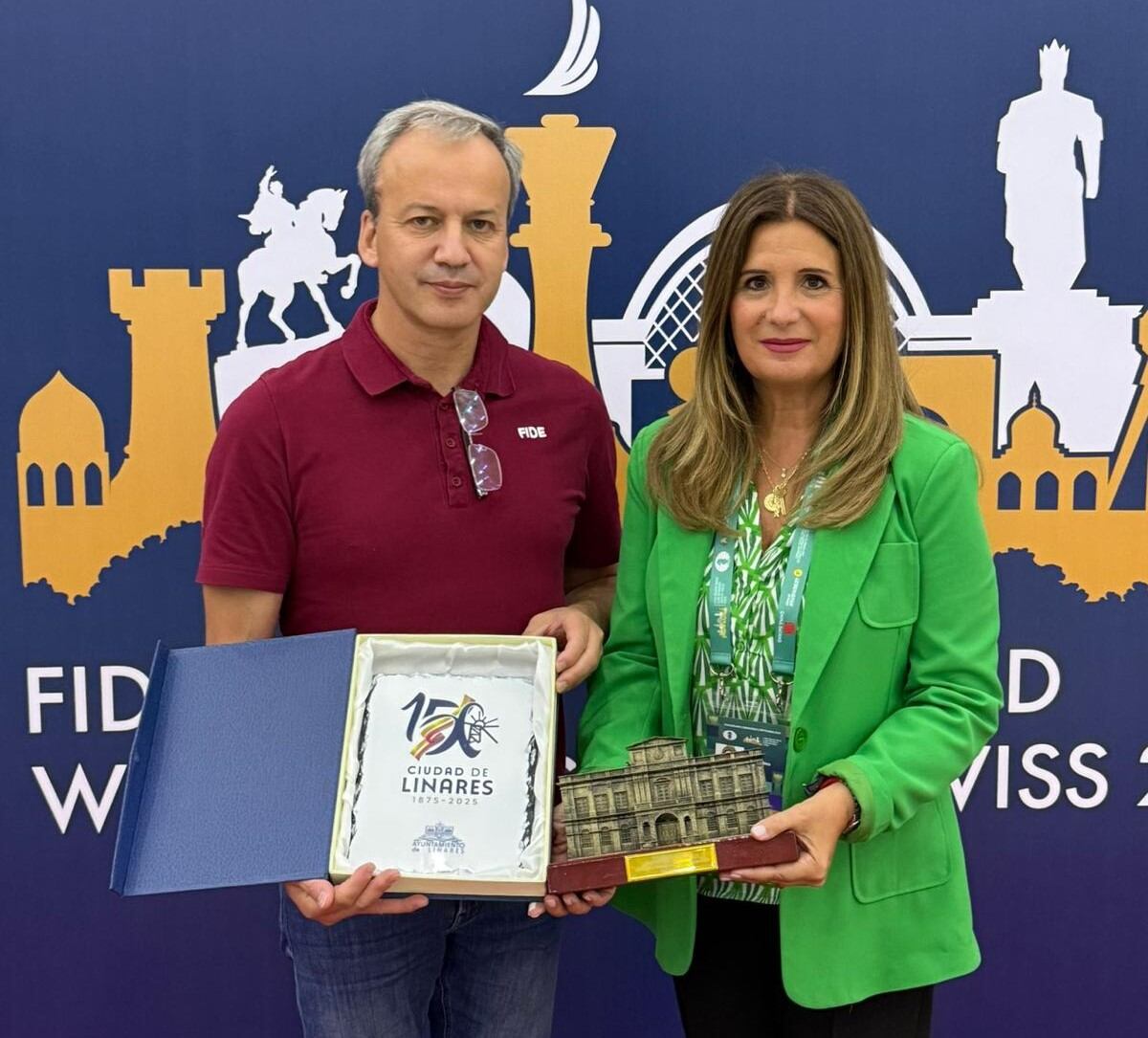 Acto de entrega de la placa conmemorativa del 150 Aniversario de Ciudad a la FIDE.