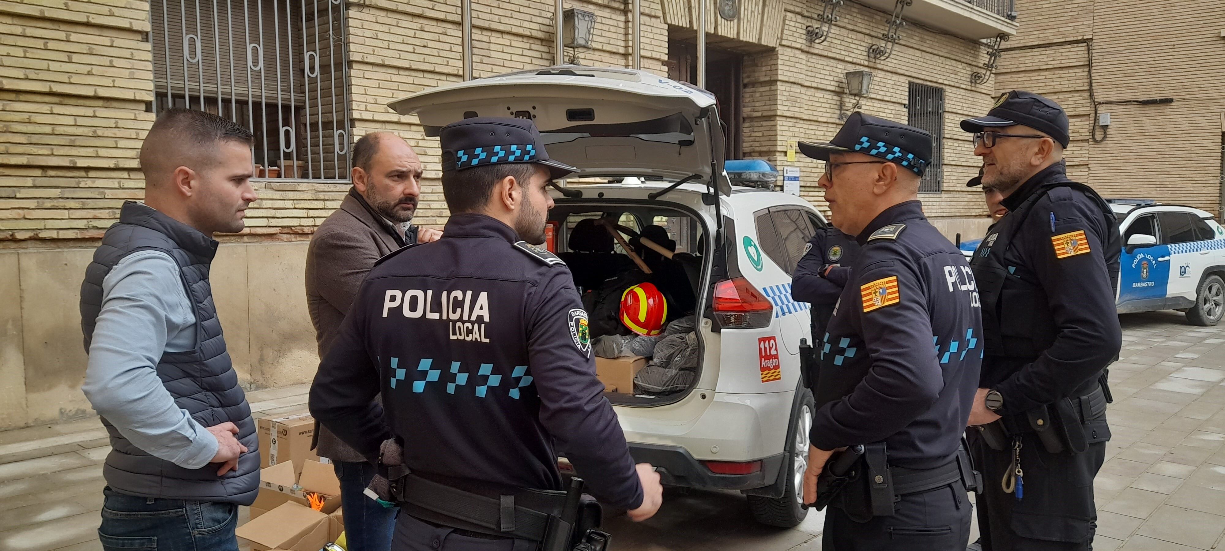 La Policía Local ultimando los preparativos. Foto: Ayuntamiento de Barbastro