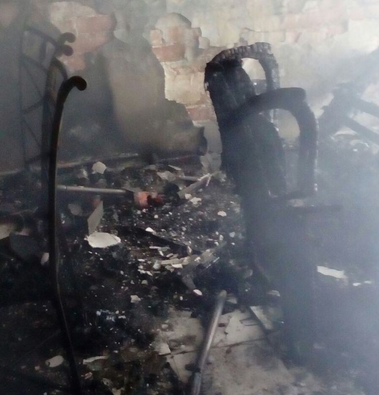 Estado en el que quedó la sala de estar de la vivienda