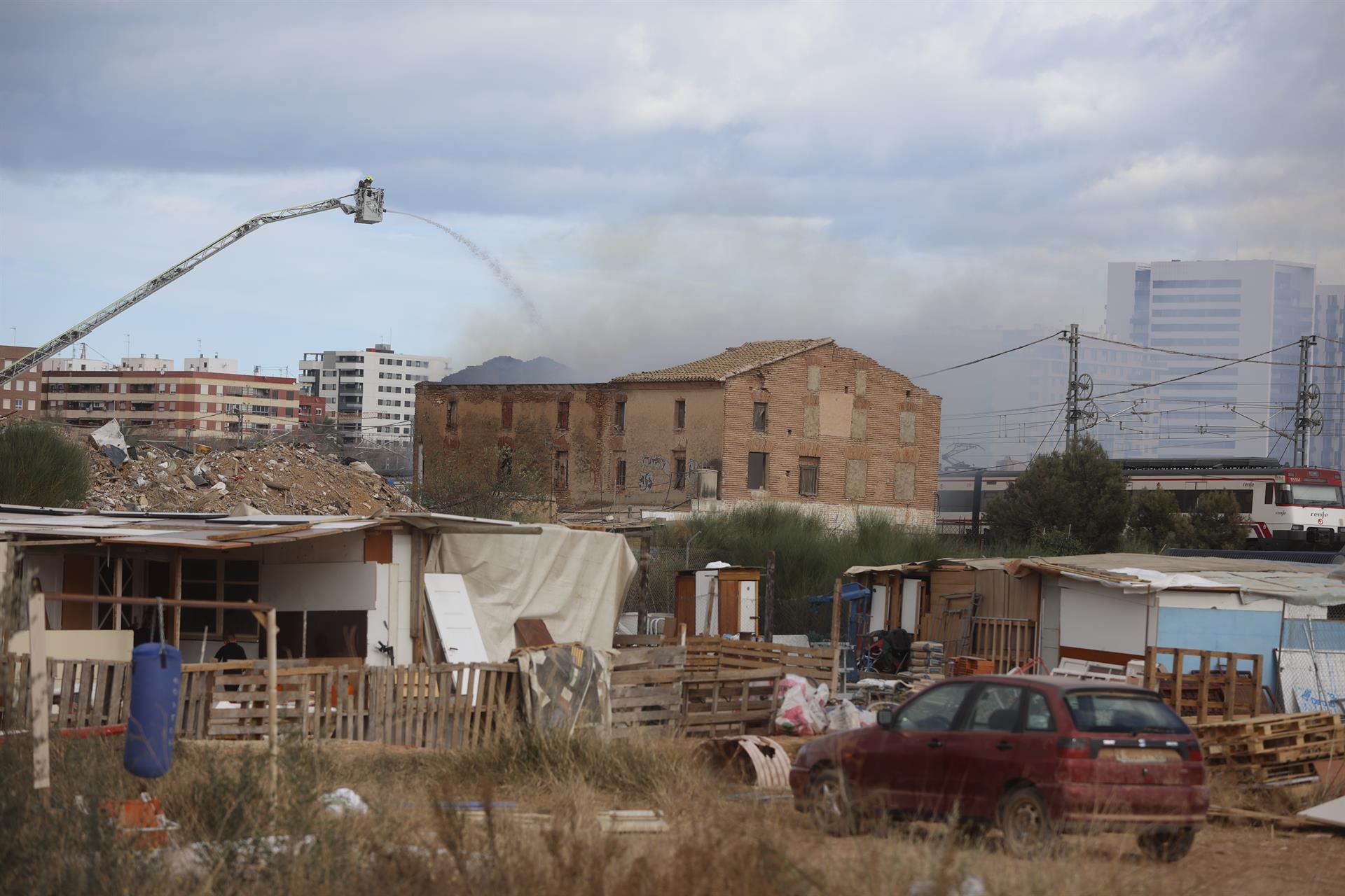 Los bomberos trabajando en la zona donde se ha declarado el incendio