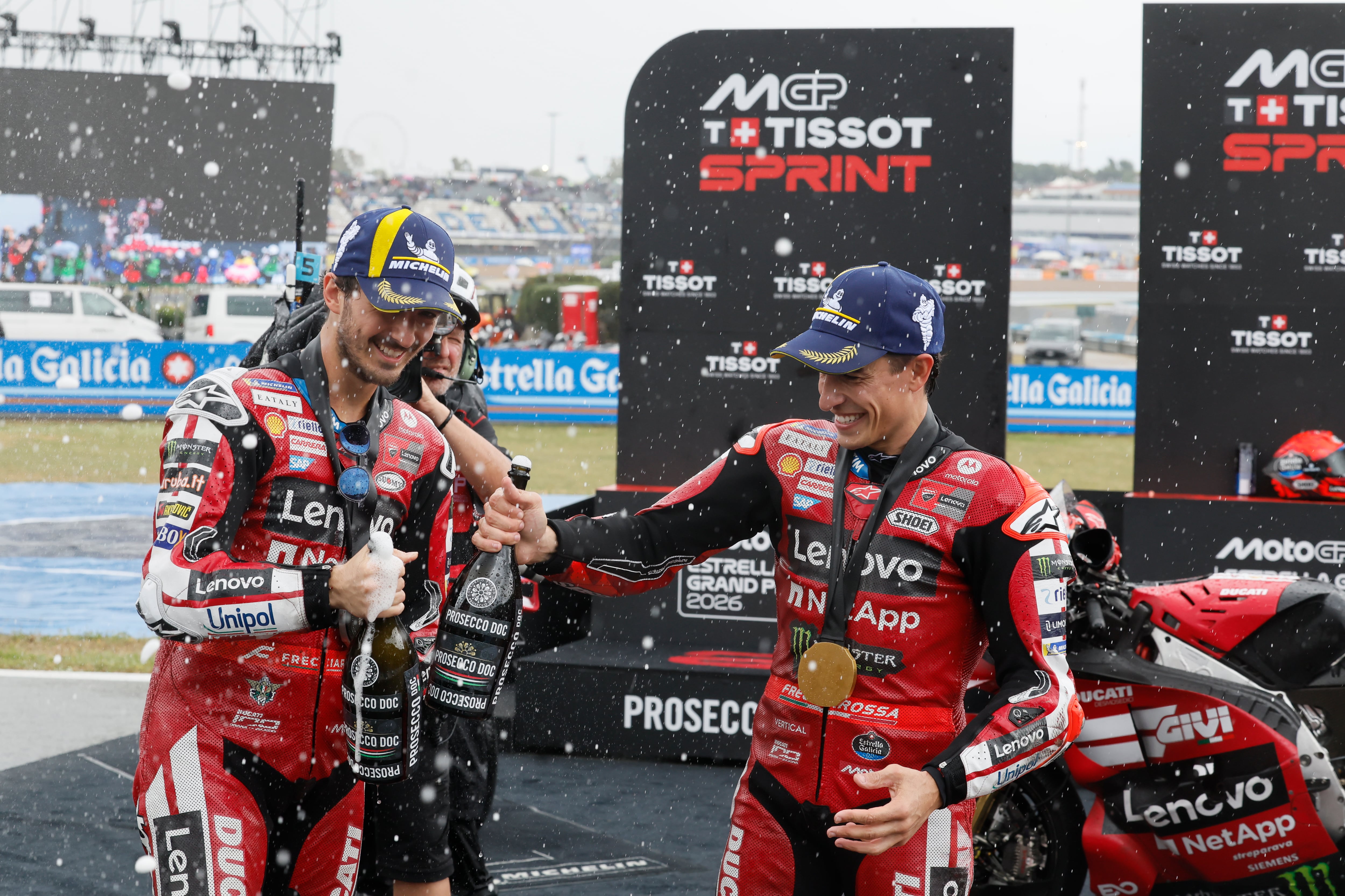 El piloto español de MotoGP Marc Márquez, Ducati Lenovo Team, celebra su victoria junto a su compañero Francesco Bagnaia (i), segundo, tras la carrera de esprint del Gran Premio de España que se disputa el domingo en el circuito de Jerez de la Frontera. EFE/ José Manuel Vidal