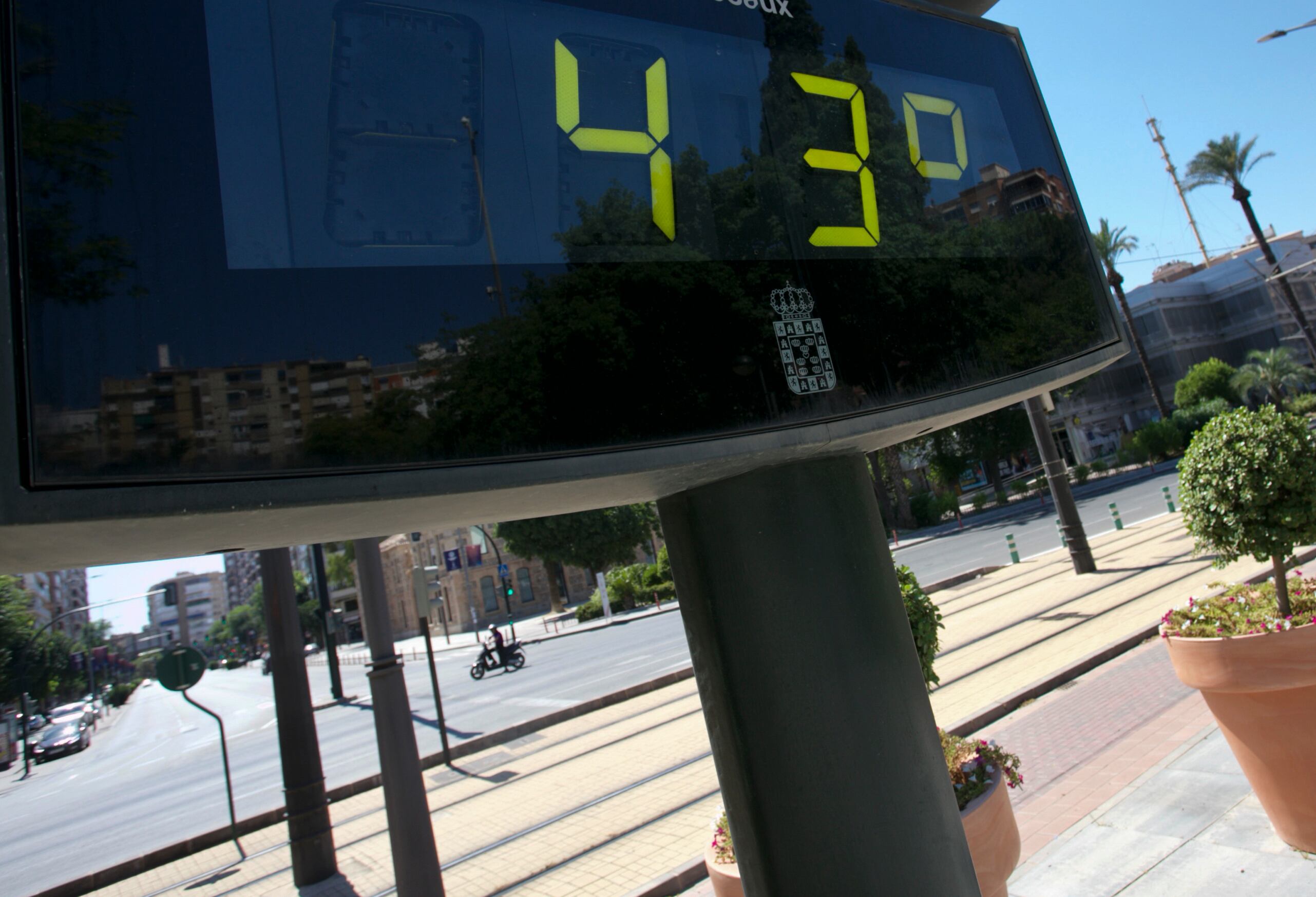 Un termómetro del centro de la capital registraba 43º en julio de 2022, la misma temperatura máxima que se puede alcanzar hoy en gran parte de la Región de Murcia.