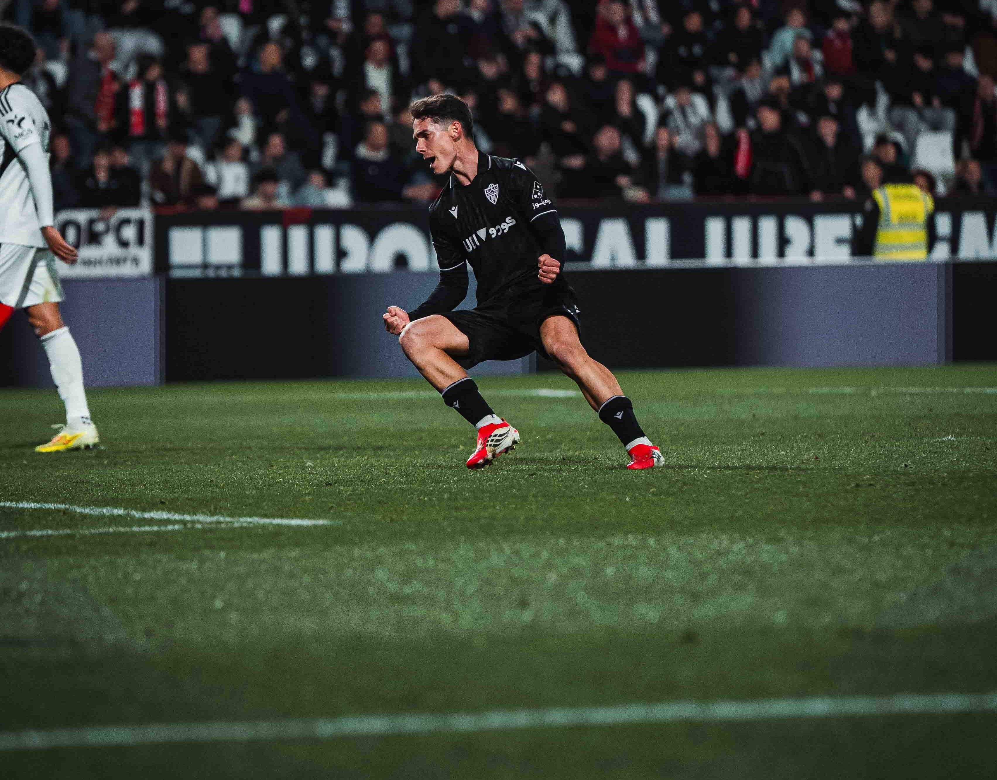 El momento del jugador del Almería es fantástico. Lleva cuatro goles en las últimas cinco jornadas en Segunda, una categoría que se le queda pequeña.