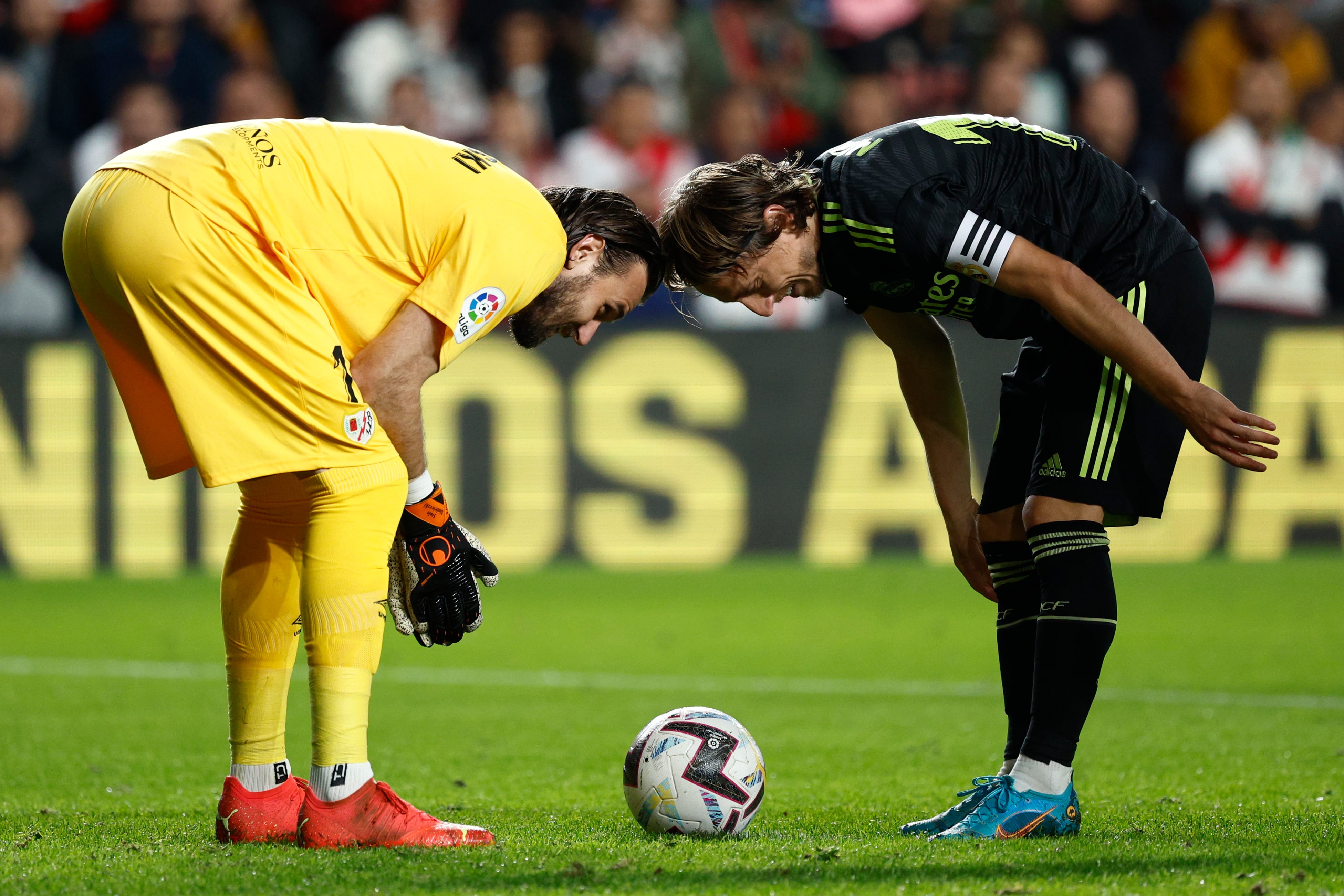 El centrocampista del Real Madrid Luka Modric y el portero Stole Dimitrievski, del Rayo Vallecano. EFE/Rodrigo Jiménez