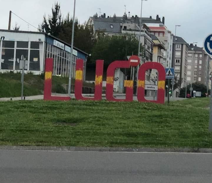 Pintada de las letras de bienvenida a Lugo