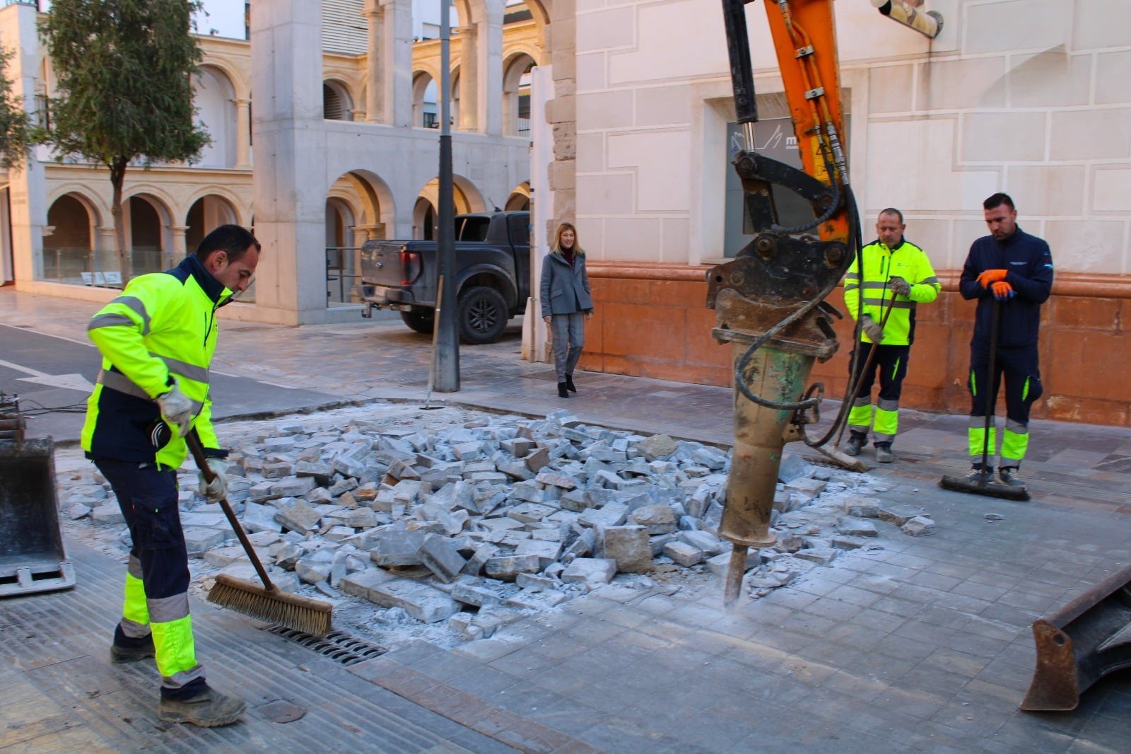 La edil de Fomento y Desarrollo Local, Rosa María Medina Mínguez, supervisando los trabajos