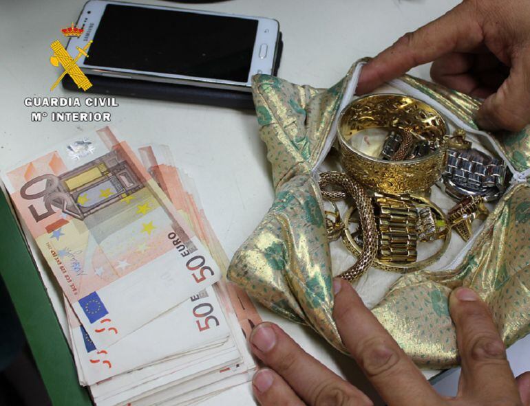 El botín del robo fue recuperado por la Guardia Civil tras el accidente y devuelto a sus legítimos dueños