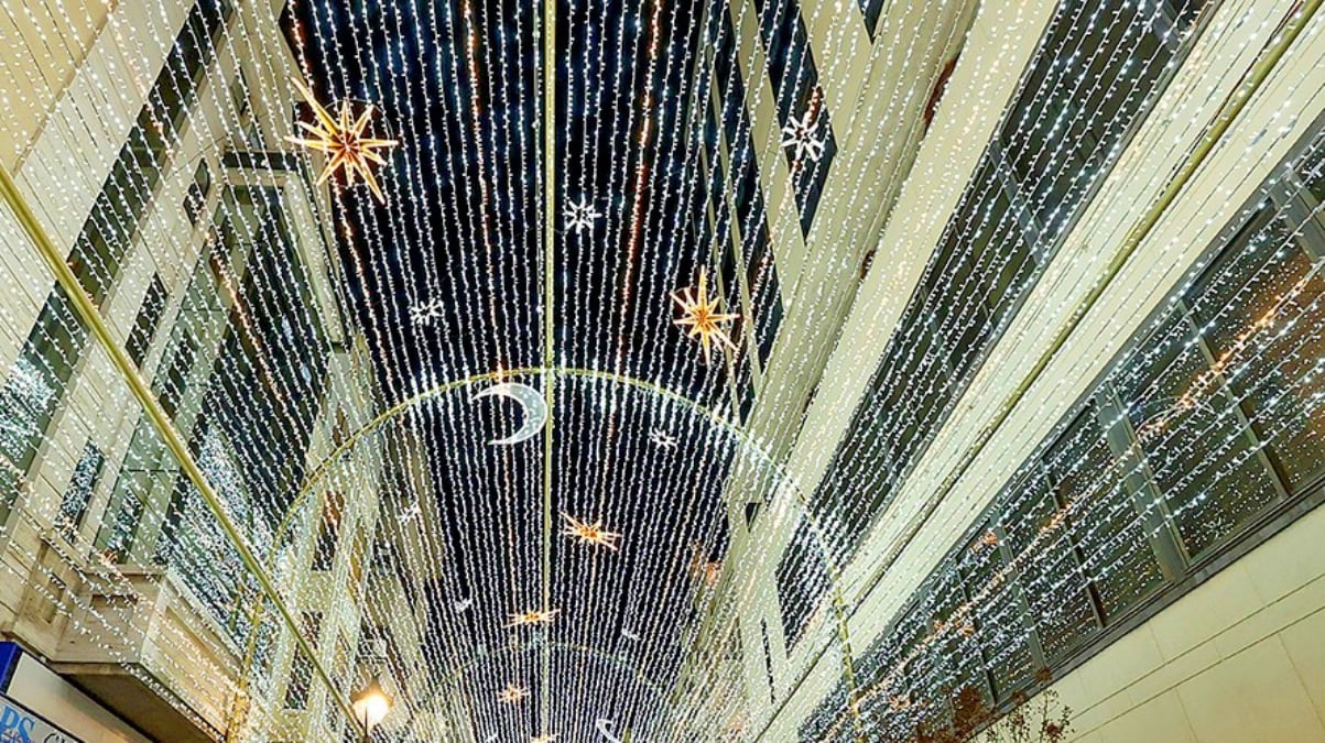 Túnel de luz que ilumina la Navidad en el centro de Albacete