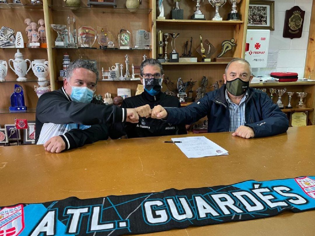 José Ignacio Prades entre los directivos del club gallego