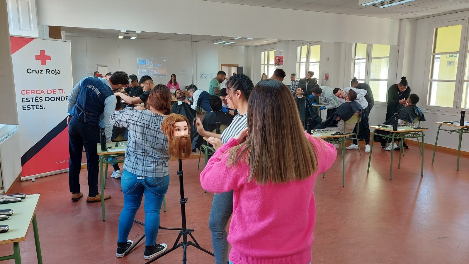 Participantes en un curso de peluquería