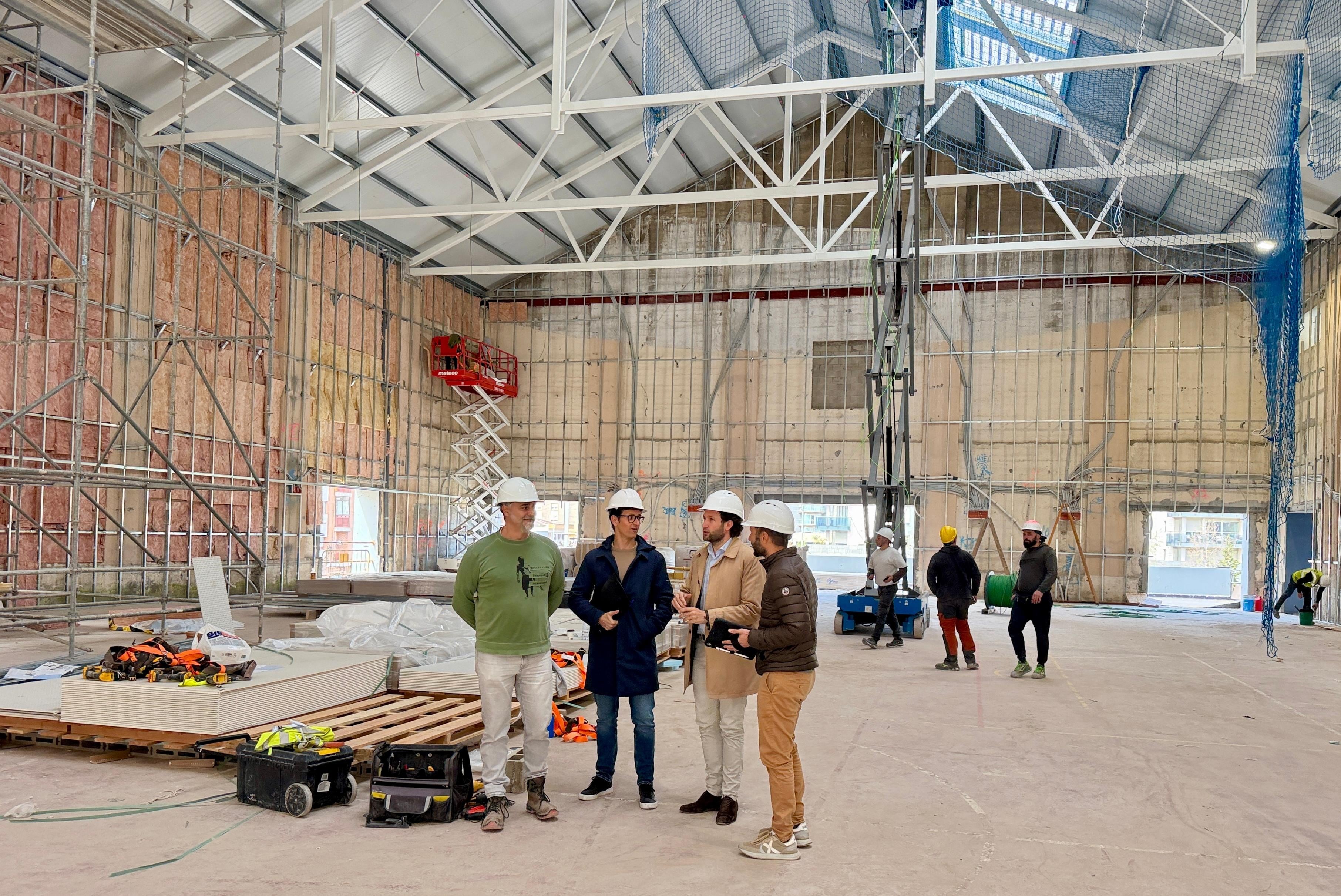 El alcalde Isaac Claver visita las obras de la nave azucarera