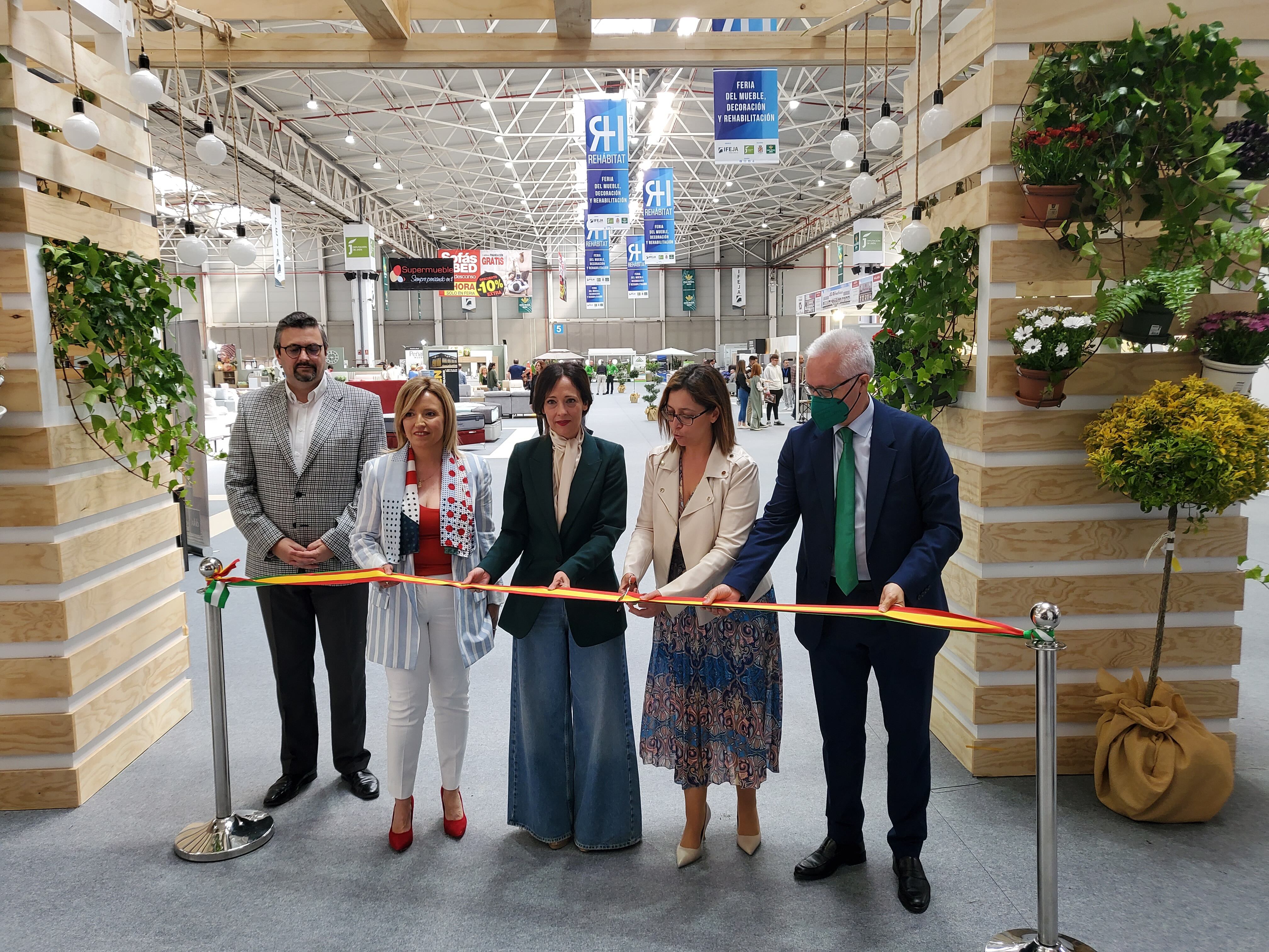 Autoridades en la inauguración de Rehábitat.