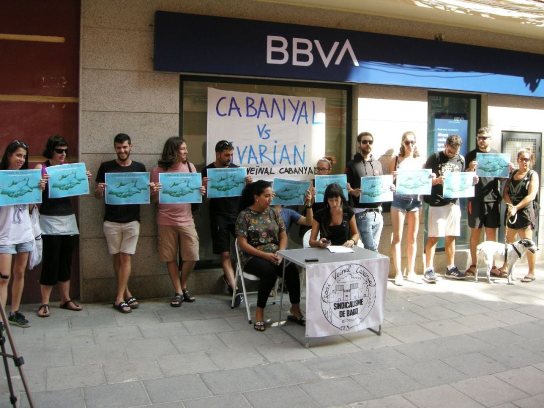 Miembros del Espai Veinal Cabanyal se han concentrado este jueves ante las puertas de una sucursal bancaria para explicar la situación de Sara Bermúdez y su familia