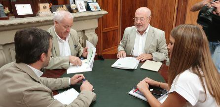 De izquierda a derecha, el alcalde de Jaén, Julio Millán; el director y el secretario de la UNED, Andrés Medina y Joaquín Arias, y la concejala de Universidad, Estefanía Plaza.