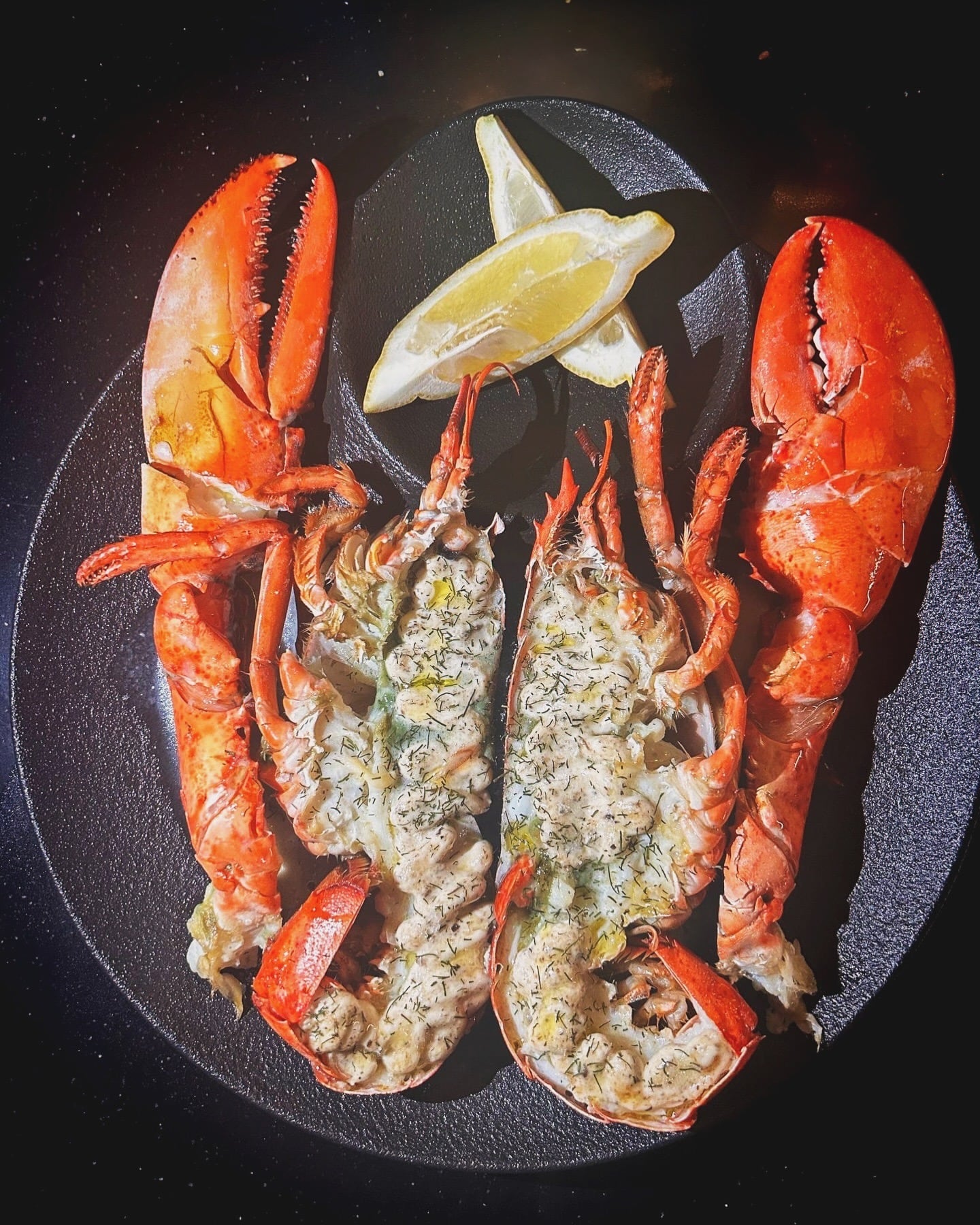 Los clientes de Mala Yegua pueden degustar varios platos de marisco con su cóctel preferido.