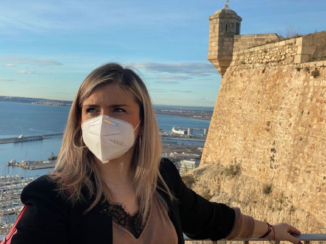 La edil de Turismo, Mari Carmen Sánchez, en el castillo de Santa Bárbara