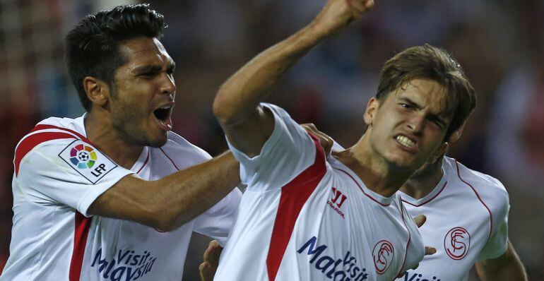 Los jugadores del Sevilla, el centrocampista Denis Suárez, y el defensa francés, Benoit Trémoulinas, celebran el primer gol del equipo sevillista