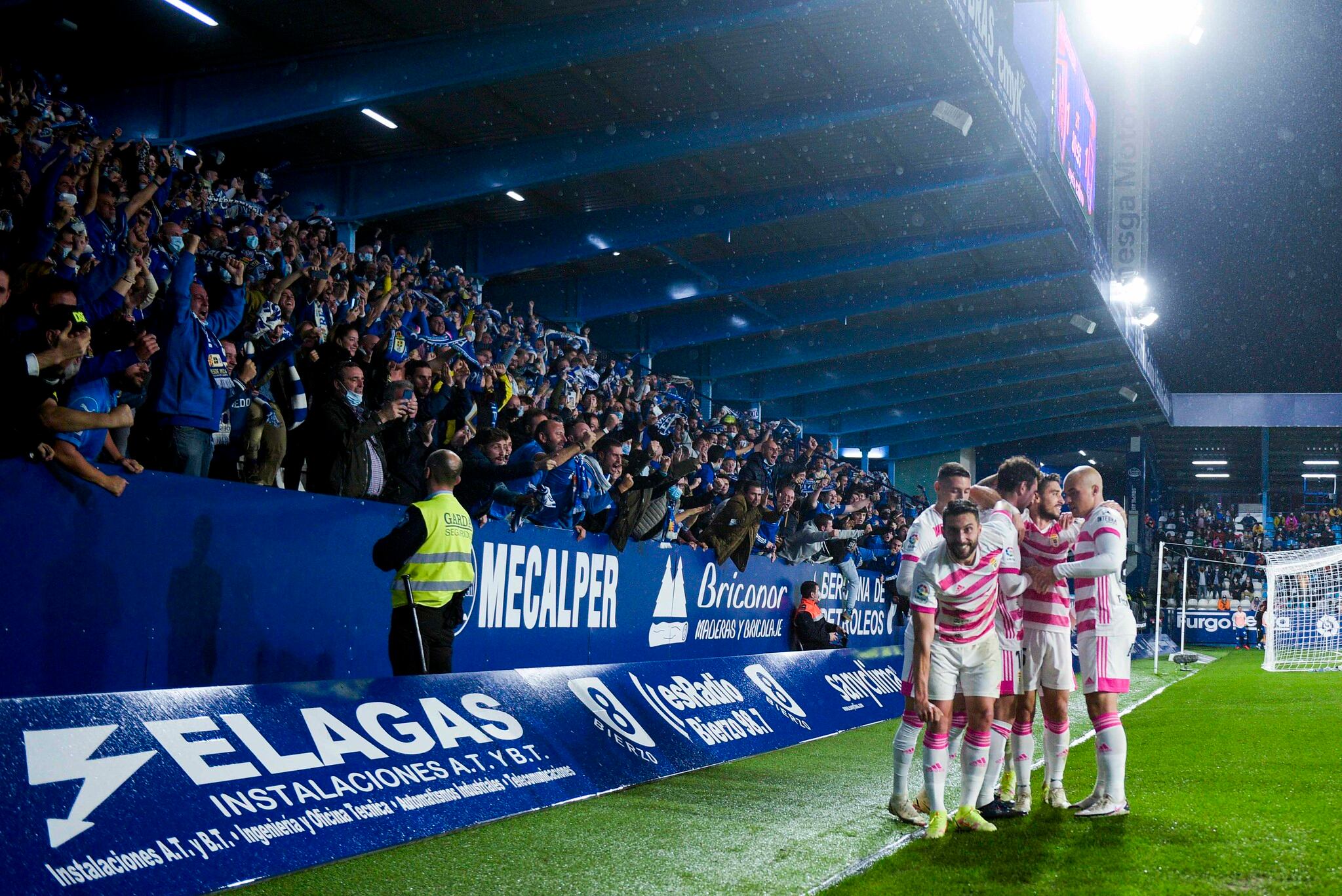 Borja Bastón celebra su gol a la SD Ponferradina