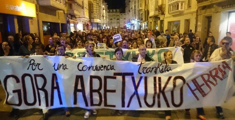 Vecinos de Abetxuko (Vitoria) protestan contra los &#039;pitxis&#039; 