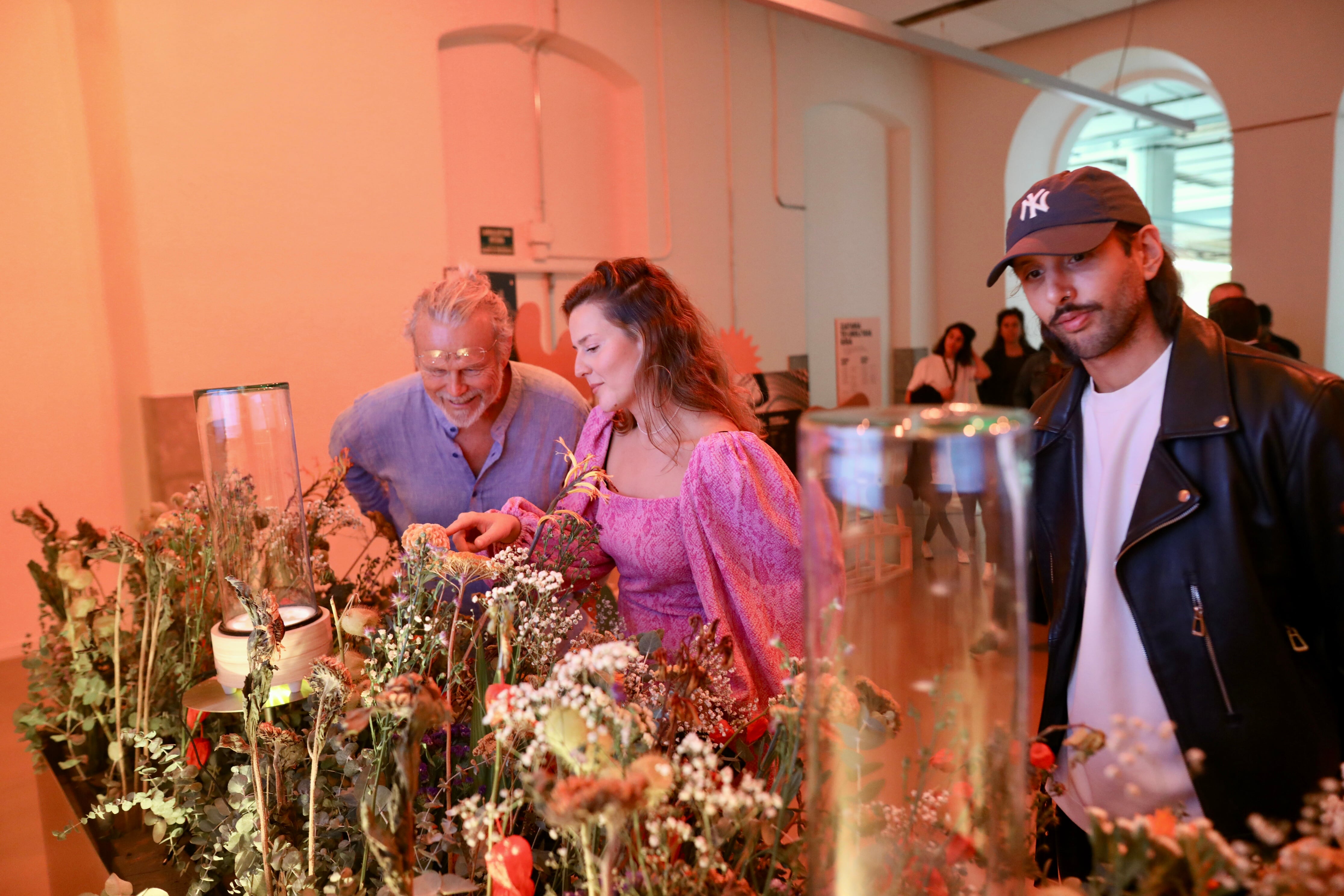 De izquierda a derecha:  Steen Rasmussen, cientifico; Monika Seyfried, del colectivo de artistas Grow Your Own Cloud y Cyrus Clark, del mismo colectivo / Foto: TABAKALERA