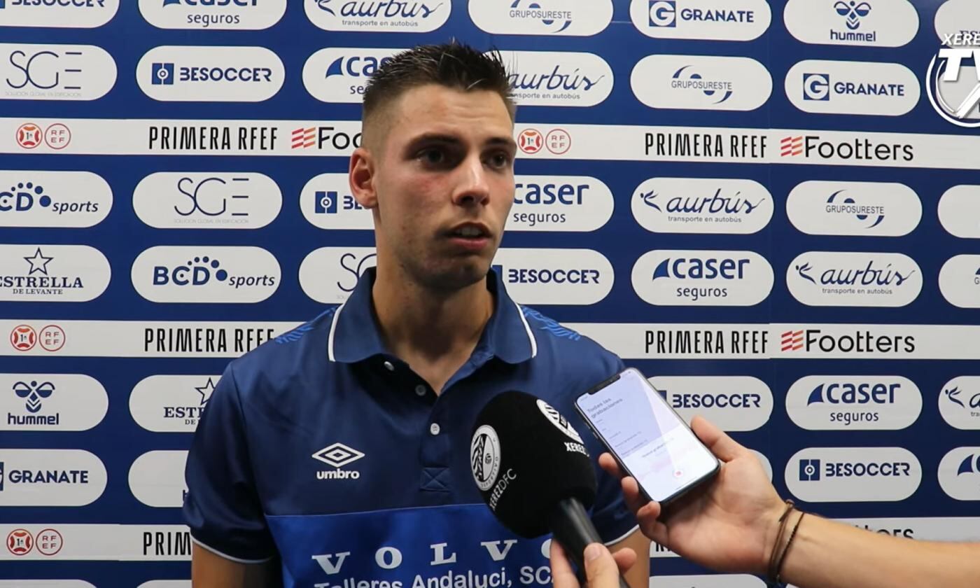 Rafa Parejo atendiendo a los medios en zona mixta