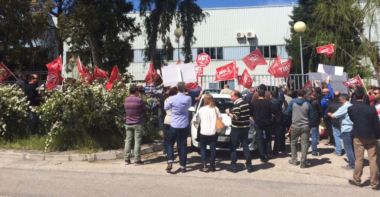 Manifestación frente a la planta de UNIPAPEL en Tres Cantos