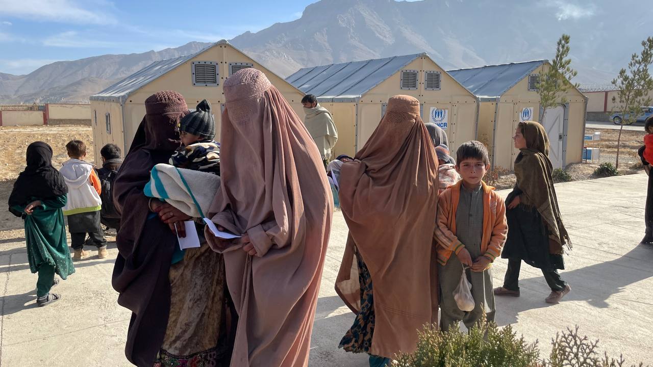 Un grupo de mujeres llevan burkas en Kabul.