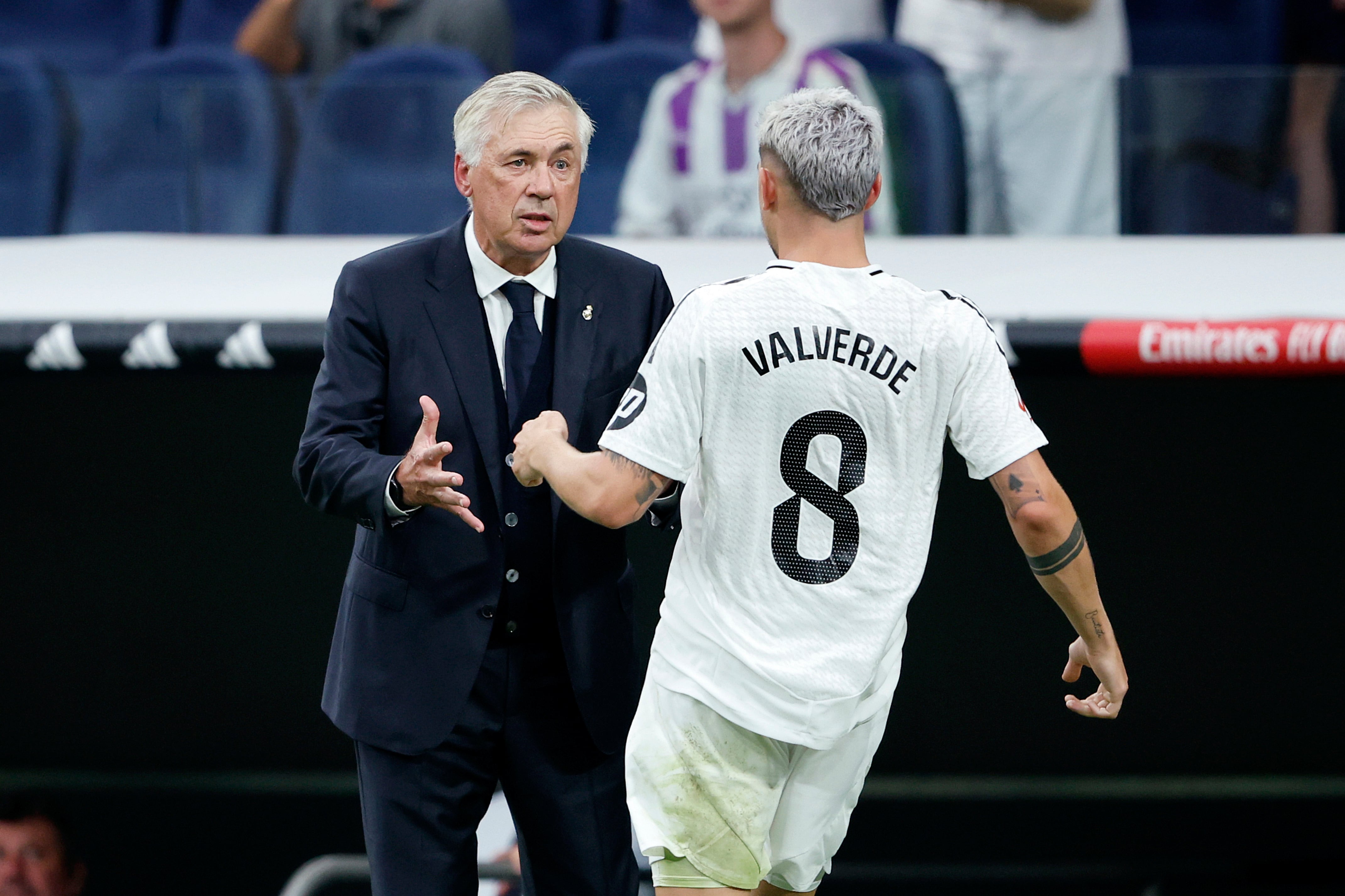 Fede Valverde celebra el 1-0 con Carlo Ancelotti durante el partido de LaLiga EA Sports entre el Real Madrid y el Real Valladolid