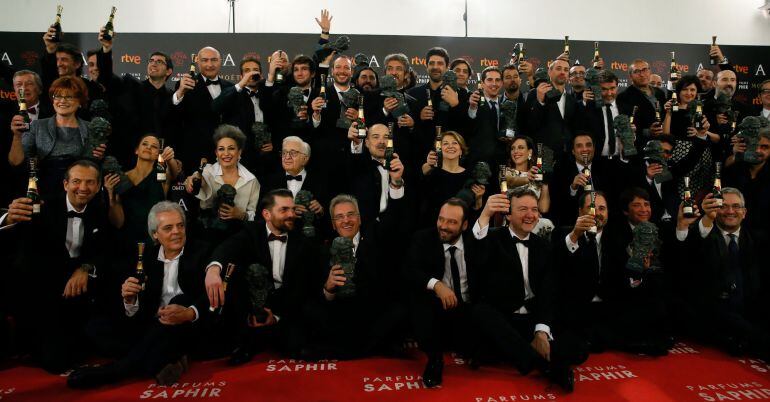 Foto de los premiados en la ceremonia de la 30 edición de los Premios Goya, que ha entregado la Academia de Cine esta noche en el Hotel Auditorium de Madrid.