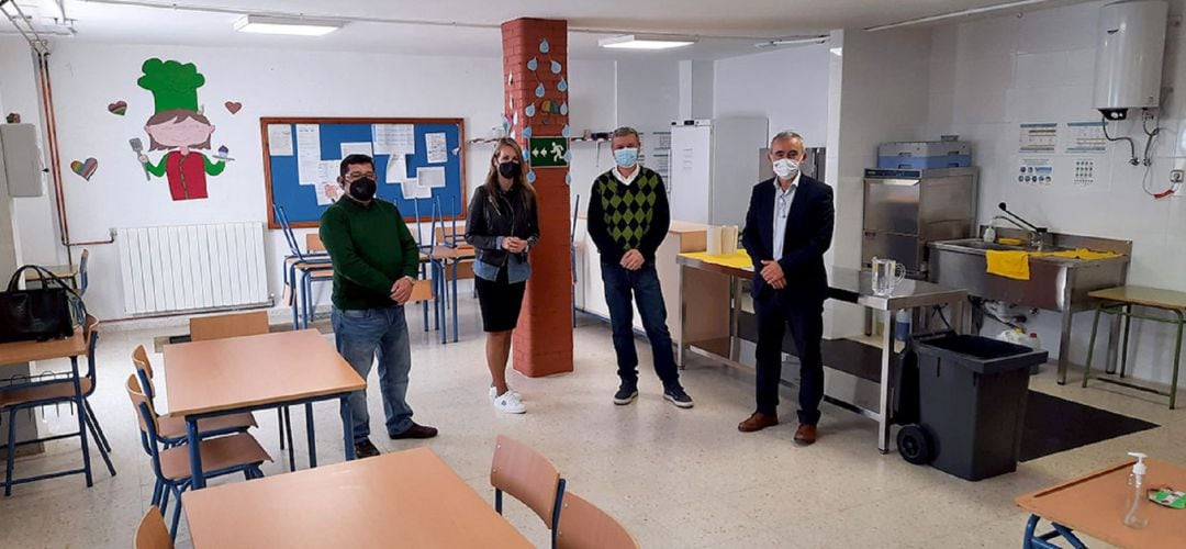 El alcalde de Mengíbar, Juan Bravo Sosa, ha visitado el resultado de la intervención junto con los ediles de Educación y Servicios y el director del colegio, Antonio Barahona del Moral.