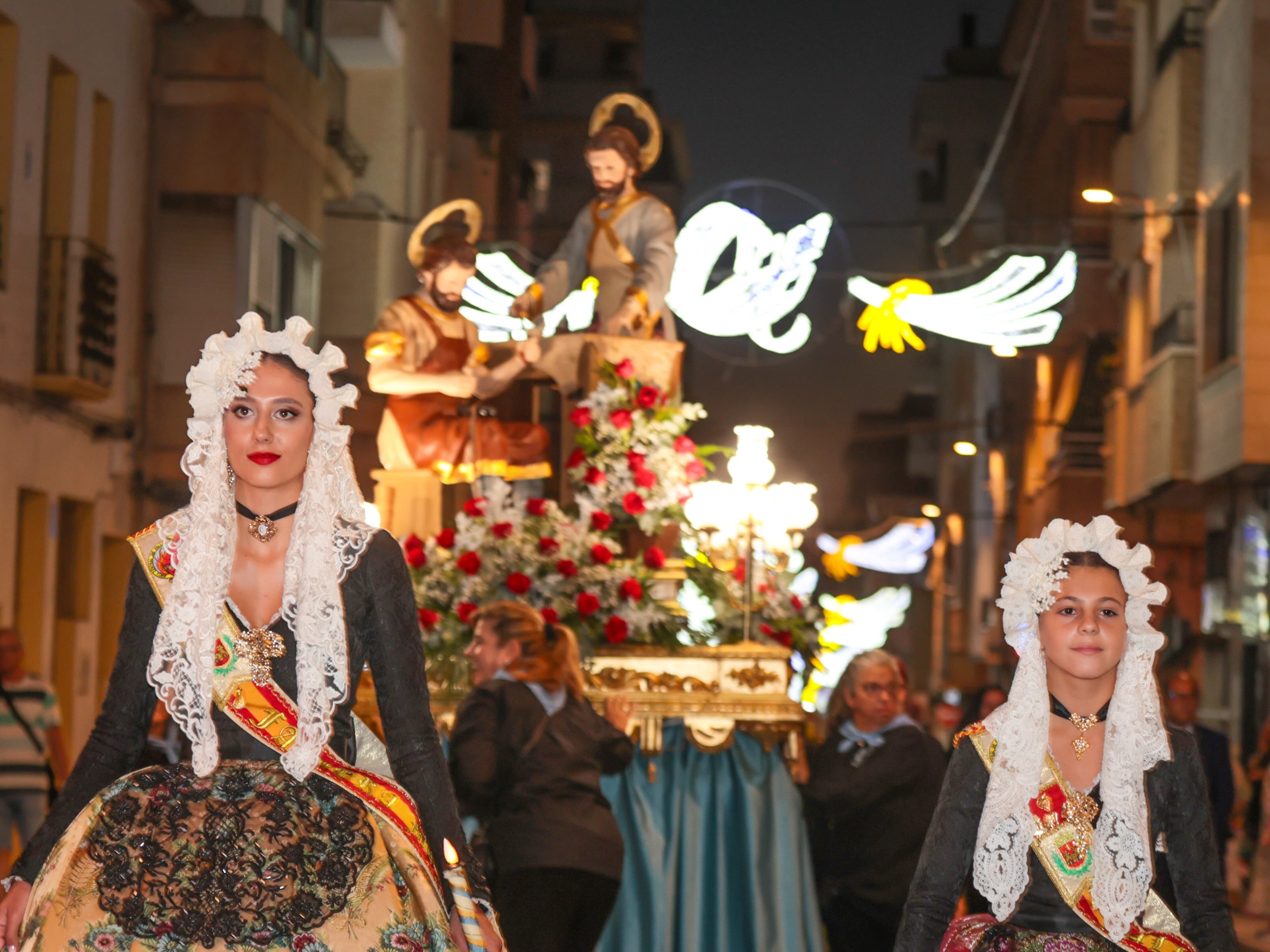 Carmen Cebrián y Andrea Laín, Falleras Mayores de Elda 2024, durante la Procesión.