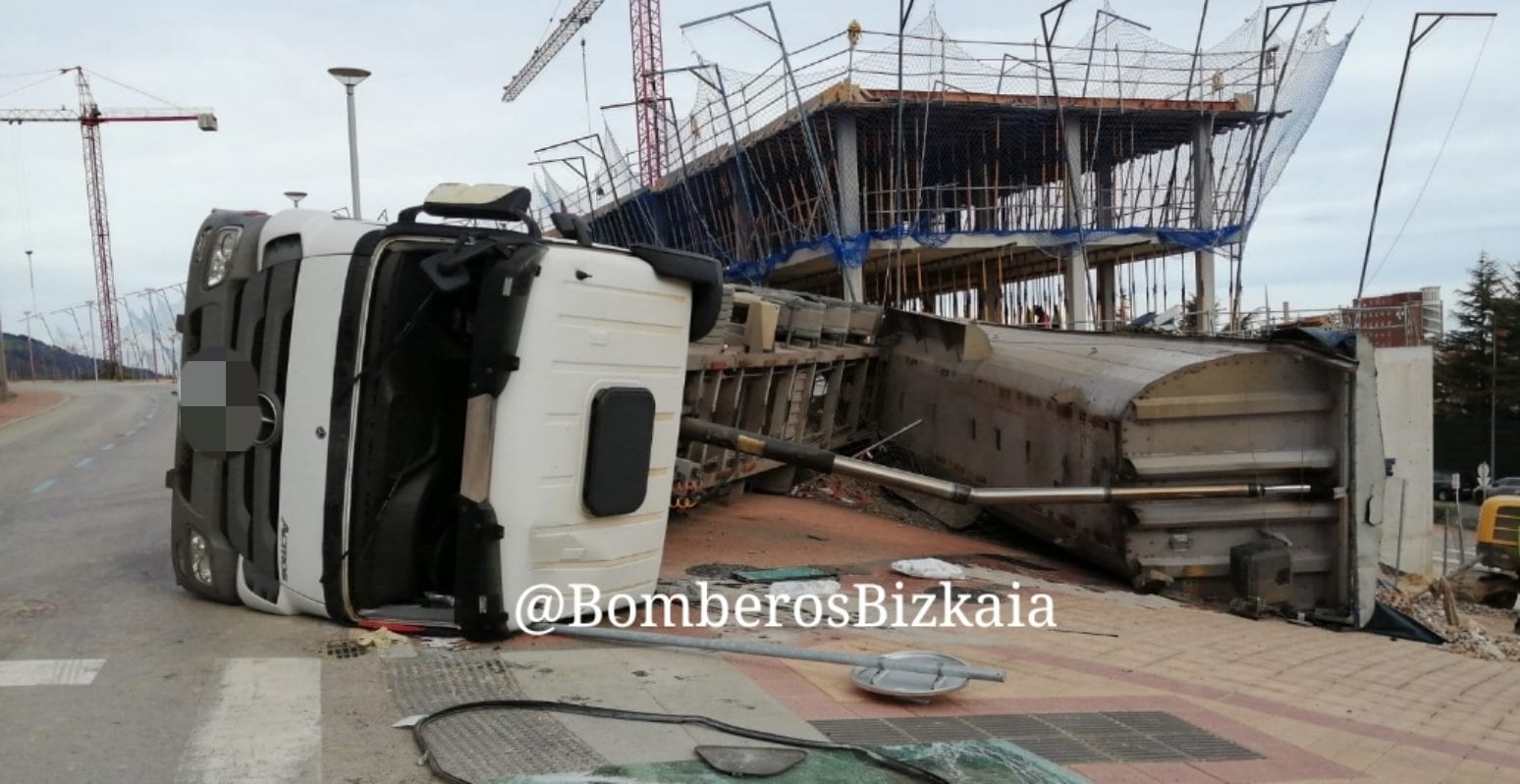 Herido un trabajador tras volcar el camión que descargaba material de obra en el barrio La Dinamita, en Barakaldo