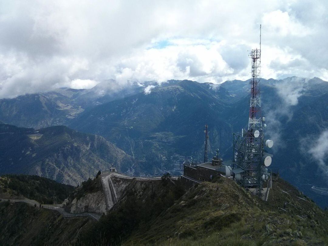Vista panoràmica del pic de Carroi on es projecta la construcció d'una plataforma d'arribada d'un telefèric.