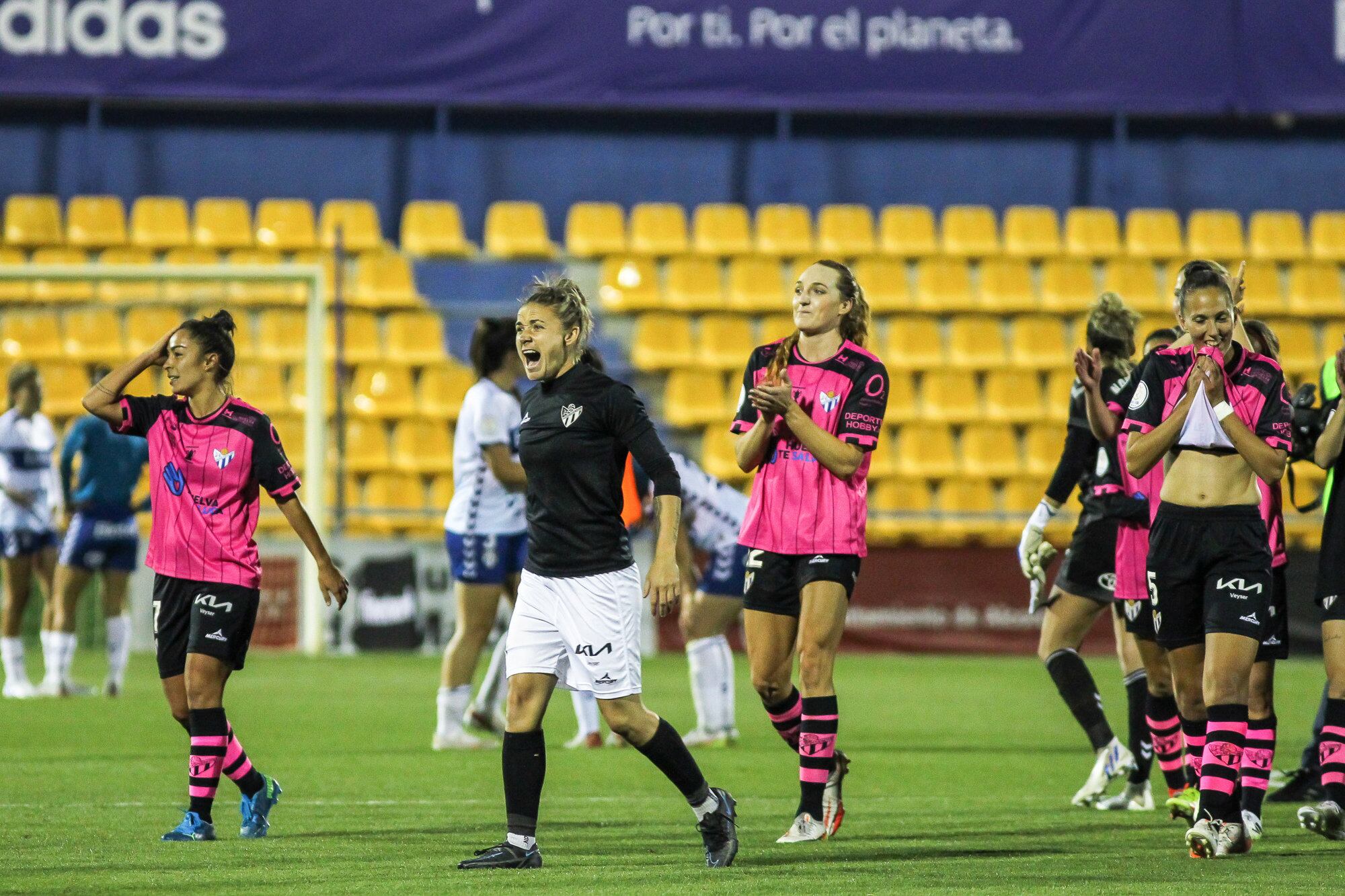 Las jugadoras del Sporting Club de Huelva celebran su pase a la final de la Copa de la Reina de fútbol