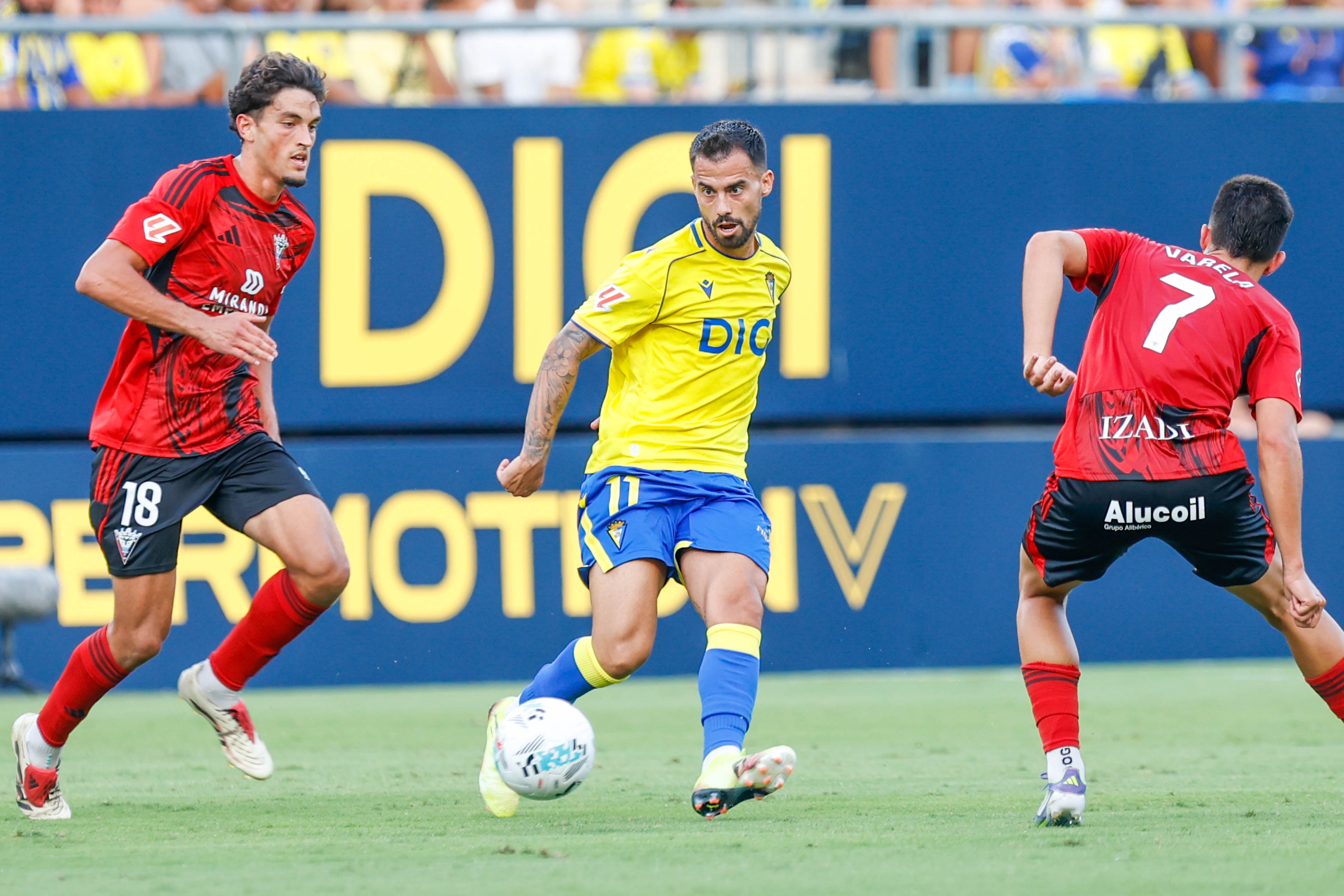 Suso ante dos jugadores del Mirandés el pasado fin de semana en el debut del Cádiz en la Liga Hypermotion 25-26.